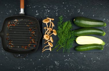 Taze kabak, mantar, baharat ve otlar siyah bir tahta üzerinde. Yukarıdan görüntüleyin. Kopyalama alanı