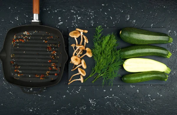 Taze kabak, mantar, baharat ve otlar siyah bir tahta üzerinde. Yukarıdan görüntüleyin. Kopyalama alanı