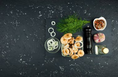 Siyah tahtaüzerinde baharat ve otlar ile taze mantar. Şundan görüntüle 