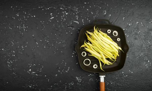 Fresh string beans in a box on a dark table. View from above. Copy space — Stock Photo, Image