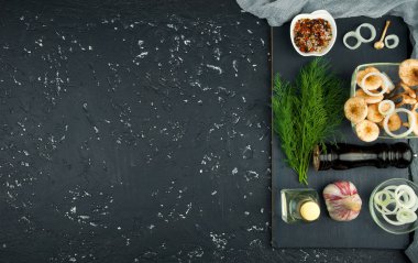 Siyah tahtaüzerinde baharat ve otlar ile taze mantar. Şundan görüntüle 