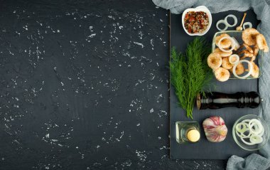 Siyah tahtaüzerinde baharat ve otlar ile taze mantar. Şundan görüntüle 