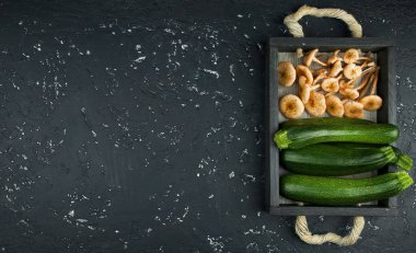 Taze kabak, siyah tahtada mantarlar. Yukarıdan görüntüleyin. Kopyalama alanı