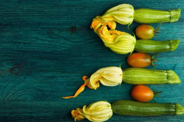 Arka planda sebzeler. Ahşap bir yüzeyde taze sebzeler. Kopyalama Alanı