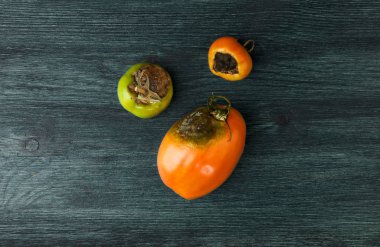 Arka planda sebzeler. Tahta bir yüzeyde hasta sebzeler. Kopyalama Alanı