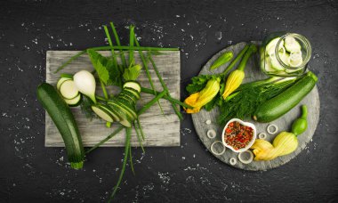 Koyu bir masada taze yeşil kabak. Yukarıdan manzara. Polis