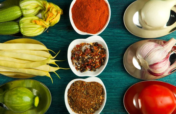 VEGETALES EN ANTECEDENTES. VEGETALES FRESCOS EN ESPONOS EN UNA SUPERFICIE DE MADERA. ESPACIO DE COPIA — Foto de Stock