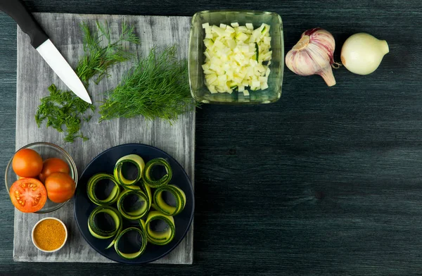 Calabacín en el fondo. Calabacines fritos en rodajas jóvenes en una p — Foto de Stock