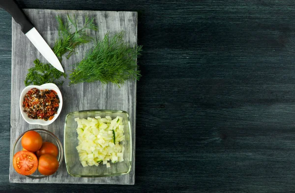 Calabacín en el fondo. Calabacines fritos en rodajas jóvenes en una p — Foto de Stock