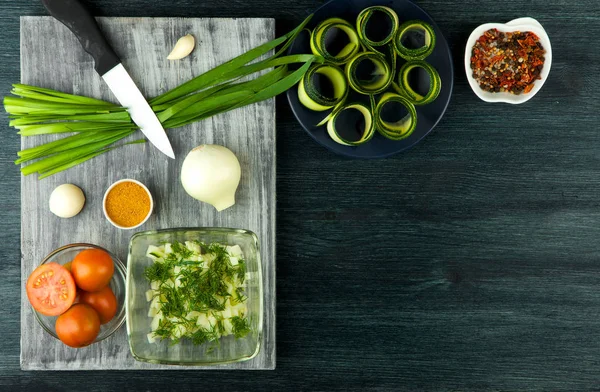 Zucchini im Hintergrund. gebratene junge Zucchini in Scheiben geschnitten in einem p — Stockfoto