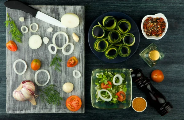 Zucchini im Hintergrund. gebratene junge Zucchini in Scheiben geschnitten in einem p — Stockfoto