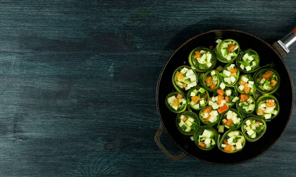 Calabacín en el fondo. Calabacines fritos en rodajas jóvenes en una p — Foto de Stock