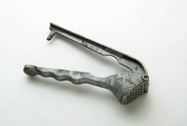 Sarımsak izole üzerine ezmek. İzole bir yüzeyde sarımsak doğrama için manuel eski cihaz.