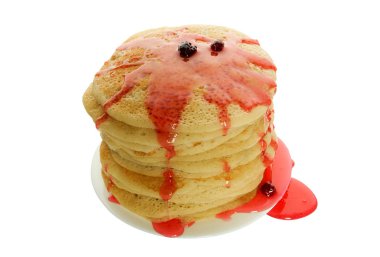 Bir tabakta şurup lu krepler izole edin. Izole bir yüzey üzerinde beyaz bir tabak üzerinde parlak etiketli şurubu ile gür pembe krep büyük bir yığın.