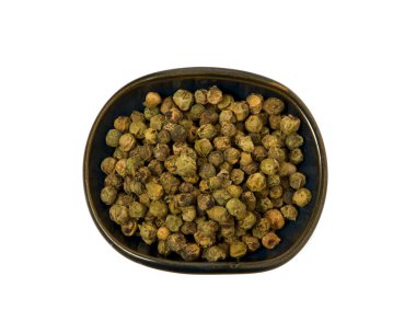 Yeşil biber bir kapta izole. Yukarıdan görüntüleyin. Beyaz bir arka plan üzerinde izole yeşil biber bezelye ile Baharat. Close.