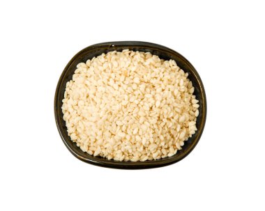 Beyaz bir arka plan üzerinde izole bir kase beyaz susam. Baharat izole. Yukarıdan görüntüle.