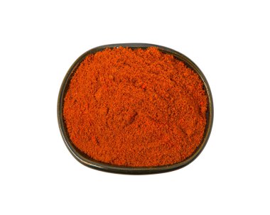 Beyaz bir arka plan üzerinde izole bir kase içinde Paprika. Yukarıdan görüntüle.