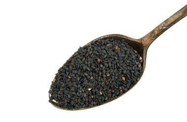 Beyaz bir arka plan üzerinde izole bir kaşık siyah susam. Yukarıdan görüntüleyin. Kaşıktaki baharatlar.