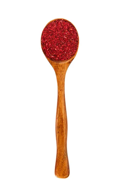 Κόκκινο πιπέρι σε μια ξύλινη κουτάλα στην απομόνωση. Θέα από πάνω. Καρύκευμα σε μια ξύλινη κουτάλα. Μπαχαρικά στην απομόνωση. — Φωτογραφία Αρχείου