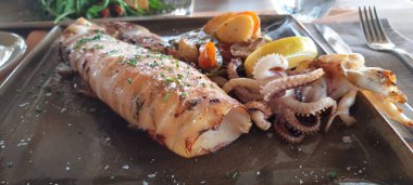 Lezzetli ızgara kalamarın yakın çekimi.