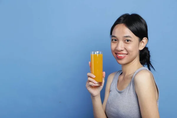 Belleza Joven Mezcla Raza Asiática Mujeres Sosteniendo Vaso Jugo Naranja —  Fotos de Stock