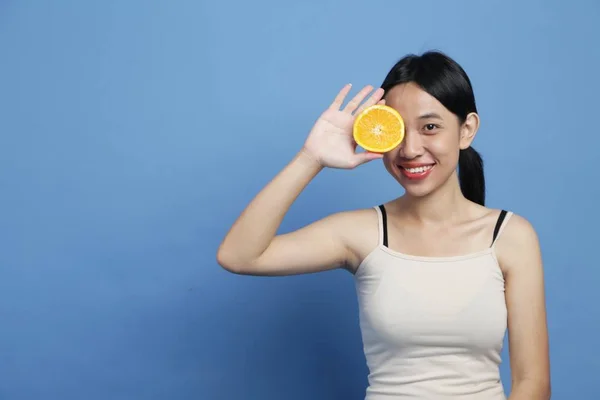 Schoonheid Jonge Mix Race Aziatische Vrouwen Houden Van Oranje Fruit — Stockfoto