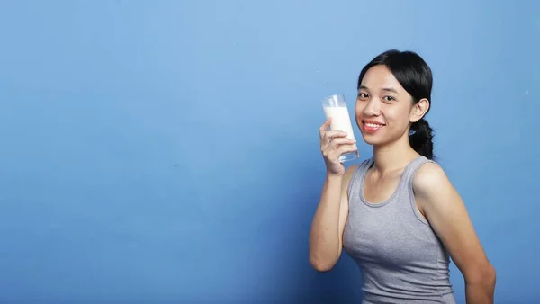 Belleza Joven Mezcla Raza Asiática Mujeres Sosteniendo Vaso Leche Listo — Foto de Stock