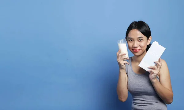 Schoonheid Jonge Mix Race Aziatische Vrouwen Houden Een Melkglas Klaar — Stockfoto