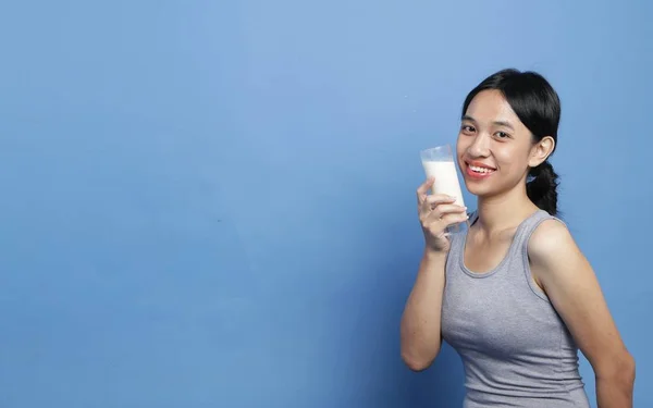 Schoonheid Jonge Mix Race Aziatische Vrouwen Houden Een Melkglas Klaar — Stockfoto