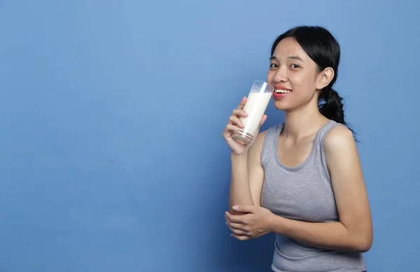 Schoonheid Jonge Mix Race Aziatische Vrouwen Houden Een Melkglas Klaar — Stockfoto