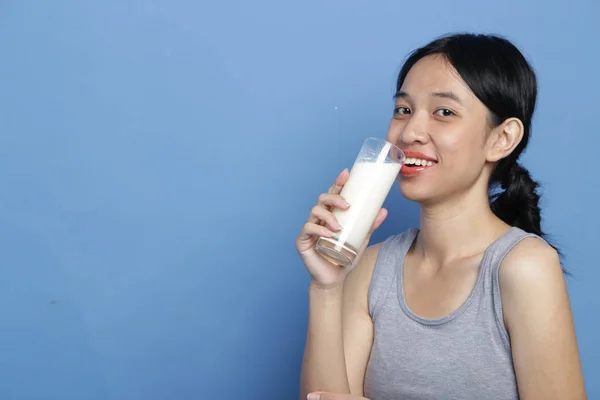 Beauté Jeune Mélange Race Asiatique Femmes Tenant Verre Lait Prêt — Photo