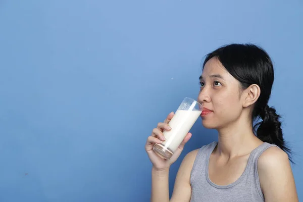 Ομορφιά Νέων Mix Φυλή Ασιατικές Γυναίκες Κρατώντας Ένα Ποτήρι Γάλα — Φωτογραφία Αρχείου