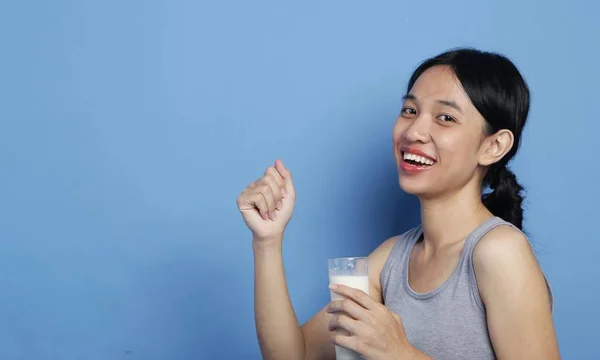 Краса Молодих Мікстейпів Азіатських Жінок Тримає Молочний Келих Готовий Пити — стокове фото