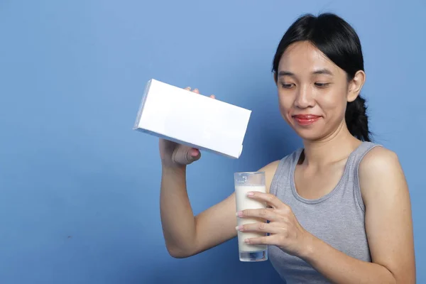 Belleza Joven Mezcla Raza Asiática Mujeres Sosteniendo Vaso Leche Listo — Foto de Stock