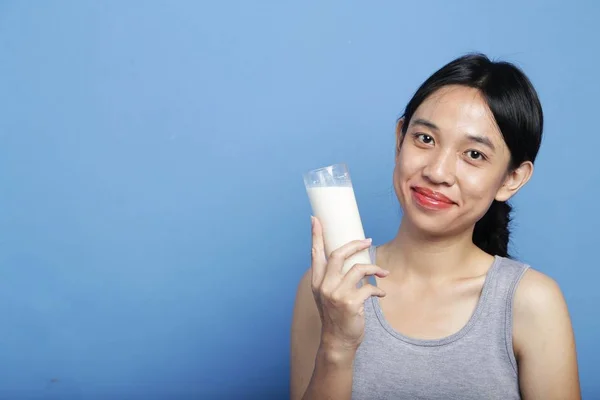 Beauté Jeune Mélange Race Asiatique Femmes Tenant Verre Lait Prêt — Photo