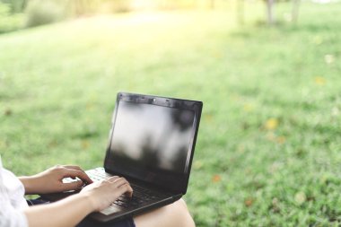 yakın yukarı el çalışma kadınlar bahçede laptop kullanılan e-posta iş iletişimi kontrol