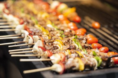 yakın yukarı Izgara Barbekü parti için hazırlamak
