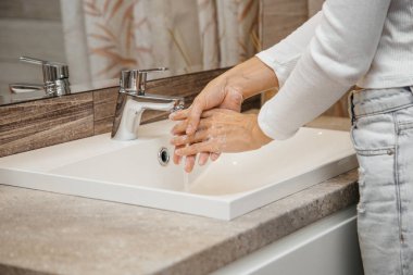 Koronavirüsün yayılmasını önlemek için ellerini sabun ve suyla iyice yıka.