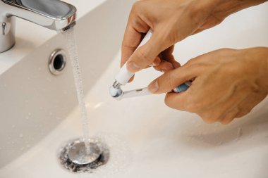 Diş macunu ve diş fırçasıyla diş fırçasını yakından fırçalamak.