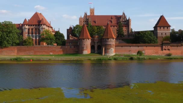 Malbork Kalesi Polonya Yaz Günü Nogat Nehri Üzerindeki Tarihi Kalenin — Stok video