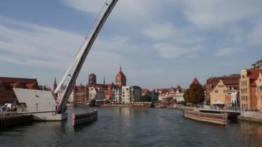 Polonya 'nın Gdansk şehrinde yaz günü Avrupa' da nehir boyunca yüzmek