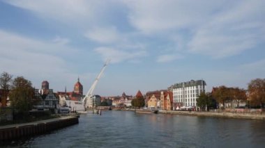 Polonya 'nın Gdansk şehrinde yaz günü Avrupa' da nehir boyunca yüzmek