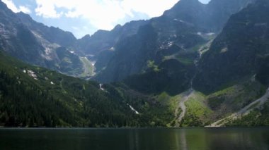 Yaz günü Polonya 'nın Morskie Oko Tatra Ulusal Parkı' ndaki dağda göl.