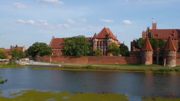 Malbork城堡 夏季的一天 波兰欧洲诺加特河上古老的历史条顿要塞地标 — 图库视频影像