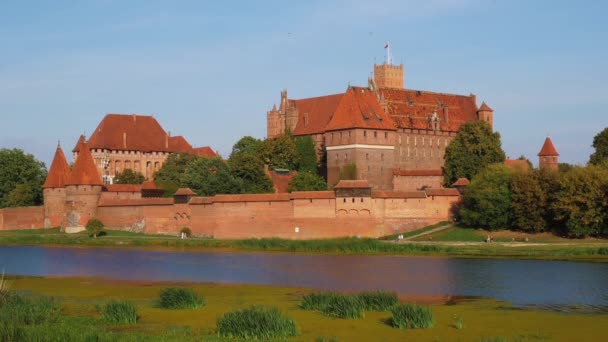 Malborks Slott Gamla Historiska Teutonic Fästning Landmärke Nogat Floden Sommardagen — Stockvideo