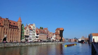 Polonya, Avrupa 'da Wistula nehrindeki Gdansk City' deki Eski Tarihi Binalar ve Gezinti Sokağı yaz günü