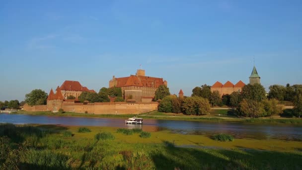 Malborks Slott Gamla Historiska Teutonic Fästning Landmärke Nogat Floden Sommardagen — Stockvideo