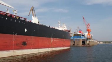Deniz Nakliye Limanı 'nda kargo gemisi ve yaz günü kargo vinçleri.