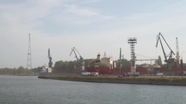 Yaz günü Gdansk şehrinde Kargo Turnalarıyla Deniz Nakliye Limanı