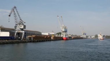 Yaz günü Gdansk şehrinde Kargo Turnalarıyla Deniz Nakliye Limanı
